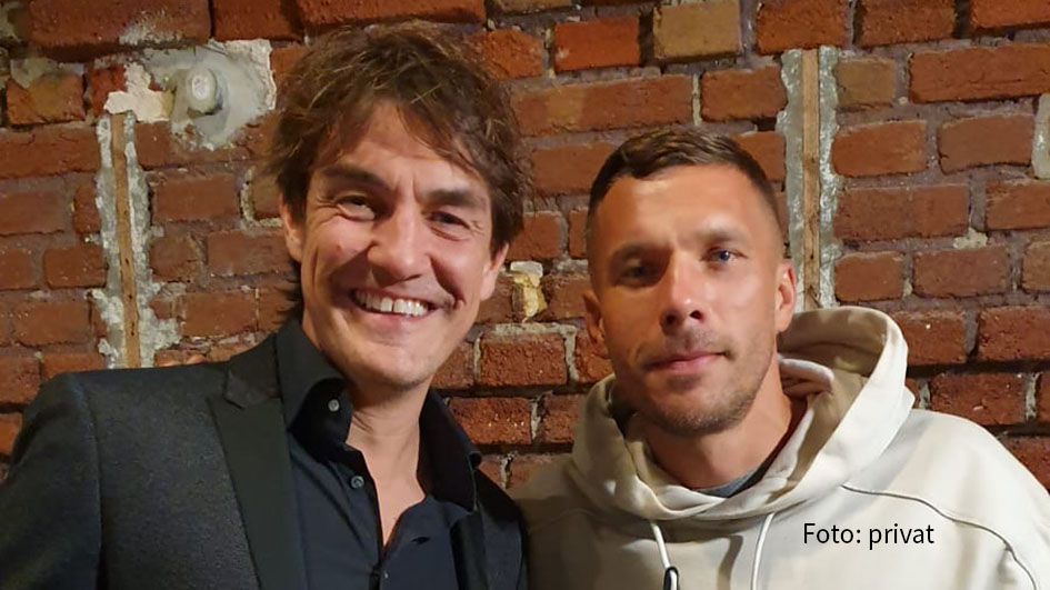 In der aktuellen Folge des Fußball-Podcasts „Messi & Ronaldo XXL“ begrüßen Matze Knop, Reiner Calmund und Tobias Holtkamp prominente Gäste. Neben Lukas Podolski statten auch dessen Weltmeister-Kollege Christoph Kramer und ein prominenter Sportreporter dem Talk-Trio einen Besuch ab. (Foto: privat)