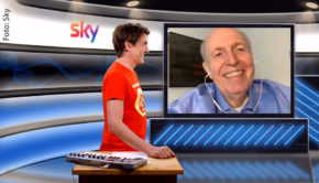 In diesem Jahr hat Fußballmanager Reiner Calmund bereits viel erreicht: In „Matze Knops Homeoffice“ auf Sky Sport News HD verriet er, dass er seit seiner Magenverkleinerung im Januar auch mit Hilfe von NASA-Technik 40 Kilo abgenommen habe. Sein Fazit: „Ich bin topfit.“ (Foto: Sky)