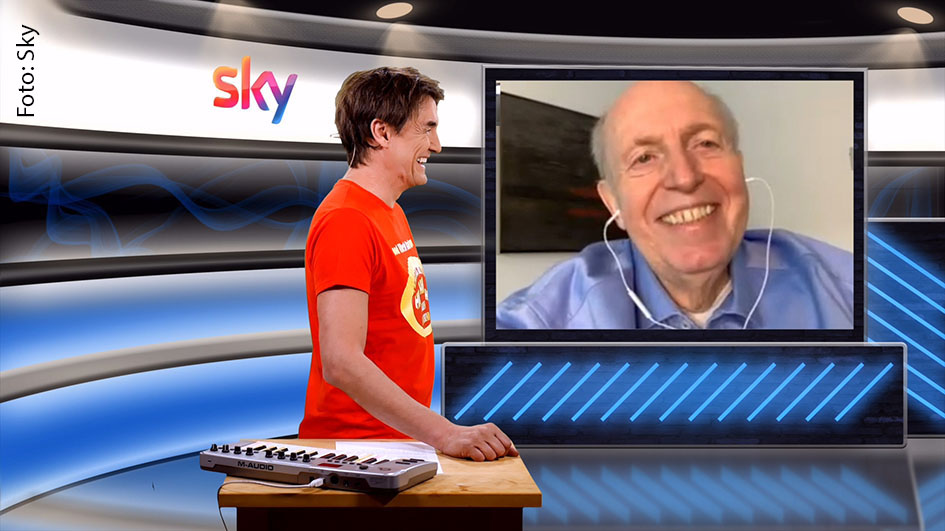 In diesem Jahr hat Fußballmanager Reiner Calmund bereits viel erreicht: In „Matze Knops Homeoffice“ auf Sky Sport News HD verriet er, dass er seit seiner Magenverkleinerung im Januar auch mit Hilfe von NASA-Technik 40 Kilo abgenommen habe. Sein Fazit: „Ich bin topfit.“ (Foto: Sky)