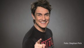 Comedian Matze Knop lässt am heutigen 7. Dezember auf Sky One das Jahr 2020 noch einmal in unterhaltsamer Form Revue passieren. Zu Gast in „Matze Knops Homeoffice: Der Jahresrückblick“ ist u.a. Verona Pooth. (Foto: Stephan Pick)