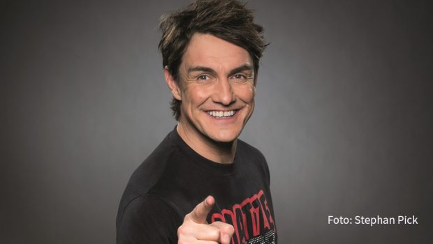 Comedian Matze Knop lässt am heutigen 7. Dezember auf Sky One das Jahr 2020 noch einmal in unterhaltsamer Form Revue passieren. Zu Gast in „Matze Knops Homeoffice: Der Jahresrückblick“ ist u.a. Verona Pooth. (Foto: Stephan Pick)