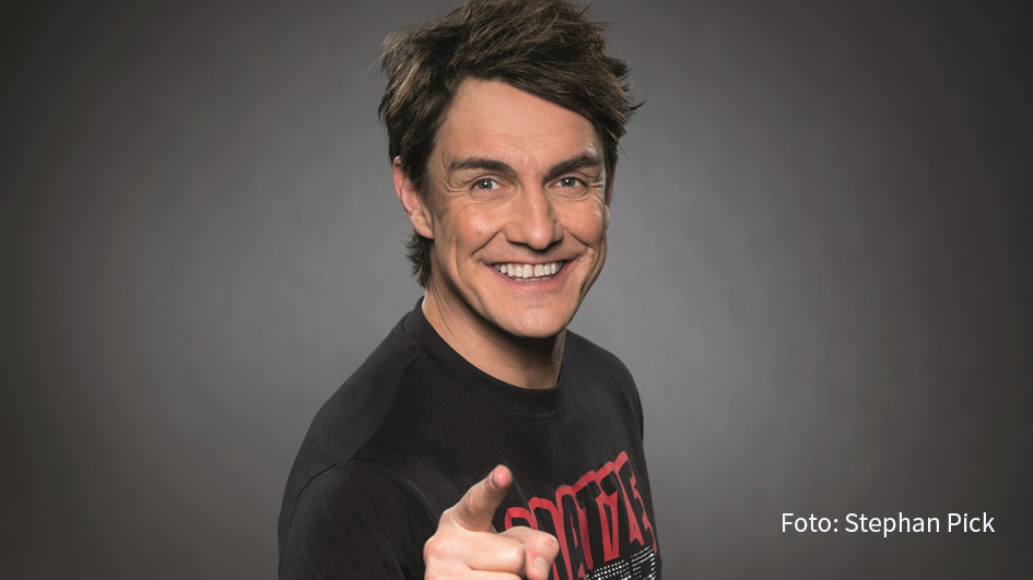 Comedian Matze Knop lässt am heutigen 7. Dezember auf Sky One das Jahr 2020 noch einmal in unterhaltsamer Form Revue passieren. Zu Gast in „Matze Knops Homeoffice: Der Jahresrückblick“ ist u.a. Verona Pooth. (Foto: Stephan Pick)