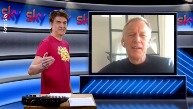 In der neuen Sky-Show „Matze Knops Homeoffice“ sprach Starmoderator Johannes B. Kerner über seine Corona-Erkrankung, Langeweile in der Quarantäne und eine amtliche Begegnung nach der Genesung. (Foto: Sky/Screenshot)