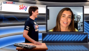 In „Matze Knops Homeoffice“ spricht heute ab 17:30 Uhr Model und Moderatorin Jana Ina Zarrella über ihr Leben im Corona-Modus. Die Ausgangsbeschränkungen seien nicht immer einfach: „Das ist eine Prüfung für die Familie und die Ehe.“ (Foto: Sky)