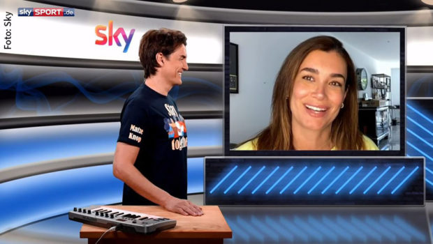 In „Matze Knops Homeoffice“ spricht heute ab 17:30 Uhr Model und Moderatorin Jana Ina Zarrella über ihr Leben im Corona-Modus. Die Ausgangsbeschränkungen seien nicht immer einfach: „Das ist eine Prüfung für die Familie und die Ehe.“ (Foto: Sky)