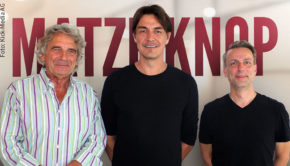 Schlagkräftiges Team: Matze Knop und das Management von Pool Position arbeiten ab 2021 mit dem Veranstalter MSK Meistersinger zusammen. Der Comedian, Pool Position-Geschäftsführer und Kick-Media-Vorstand Alexander Elbertzhagen sowie MSK-Geschäftsführer Norman Görlitz unterzeichneten in Köln den Vertrag. (Foto: Kick-Media)