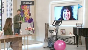 Meltem Kaptan bereitet sich gerade auf die nächste Ausgabe von „Ladies Night“ im Ersten vor. Am Wochenende berichtete die Entertainerin davon im aserbaidschanischen Frühstücksfernsehen – im Gespräch mit ESC-Gewinner Eldar Gasimov („Ell & Nikki“). (Foto: AZ TV)