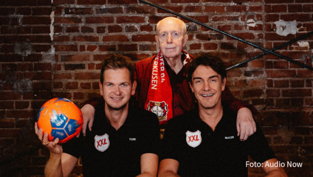 In der neuen Ausgabe ihres Fußball-Podcasts „Messi & Ronaldo XXL“ ziehen Reiner Calmund, Tobias Holtkamp und Matze Knop eine Bilanz der Fußball-Bundesligasaison. Dabei bleibt auch noch Zeit für eine ausführliche Würdigung von Calmunds erheblichem Gewichtsverlust.