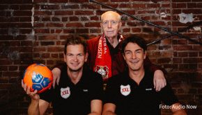 Wie bei den Profifußballern geht’s auch in der Saison von „Messi & Ronaldo XXL“ ohne Unterbrechung weiter. In der heute erschienenen Ausgabe ihres Podcasts sprechen Tobias Holtkamp, Reiner Calmund und Matze Knop u.a. über Mats Hummels, Thomas Tuchel und die Krise auf Schalke. (Foto: Audio Now)