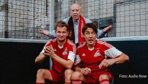 Im heute erschienenen Fußball-Podcast „Messi & Ronaldo XXL“ beschäftigen sich Matze Knop, Reiner Calmund und Tobias Holtkamp ausführlich mit der historischen Niederlage der DFB-Elf gegen Spanien. Zudem hat HSV-Torjäger Simon Terodde einen Auftritt als Quizmaster. (Foto: Timo Knop)