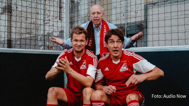 Im heute erschienenen Fußball-Podcast „Messi & Ronaldo XXL“ beschäftigen sich Matze Knop, Reiner Calmund und Tobias Holtkamp ausführlich mit der historischen Niederlage der DFB-Elf gegen Spanien. Zudem hat HSV-Torjäger Simon Terodde einen Auftritt als Quizmaster. (Foto: Timo Knop)