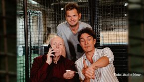 Zwei Fußball-Bundesligisten aus dem Ruhrgebiet spielen eine wesentliche Rolle in der neuen Folge des Podcasts „Messi & Ronaldo XXL“. Reiner Calmund, Tobias Holtkamp und Matze Knop sprechen über die Krise beim akut abstiegsgefährdeten FC Schalke 04 und die Trainerfrage bei Borussia Dortmund. (Foto: Audio Now)