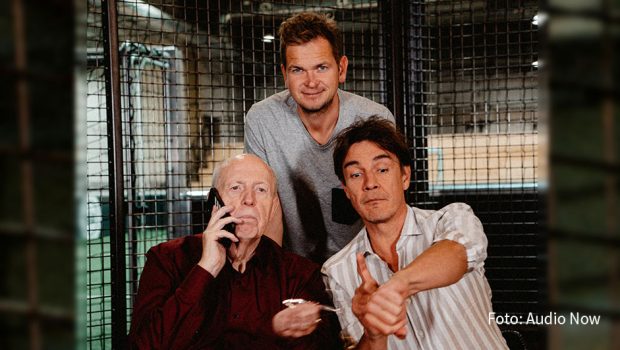 Zwei Fußball-Bundesligisten aus dem Ruhrgebiet spielen eine wesentliche Rolle in der neuen Folge des Podcasts „Messi & Ronaldo XXL“. Reiner Calmund, Tobias Holtkamp und Matze Knop sprechen über die Krise beim akut abstiegsgefährdeten FC Schalke 04 und die Trainerfrage bei Borussia Dortmund. (Foto: Audio Now)