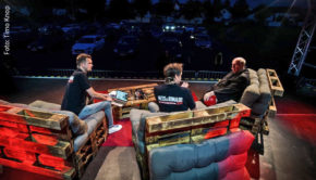 Samstag auf der Bühne in Bebra, seit heute im Podcast: Der Mitschnitt der ersten Live-Show von „Messi & Ronaldo XXL“ mit Matze Knop, Reiner Calmund und Tobias Holtkamp steht jetzt auf Audio Now und weiteren Plattformen zur Verfügung. (Foto: Timo Knop)