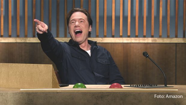 Ab dem morgigen 1. April heißt es bei Amazon Prime Video „LOL: Last One Laughing“. In der sechsteiligen Comedyshow wacht Michael „Bully“ Herbig als Gastgeber darüber, dass namhafte Comedians und Entertainer keine lustige Miene zum guten Spiel machen. (Foto: Amazon)