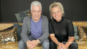 Zum Start die neue Woche gibt’s bei barba radio wieder eine frische Ausgabe von „Mit den Waffeln einer Frau“. Dieses Mal begrüßt Moderatorin Barbara Schöneberger den Comedian Michael Mittermeier zu einer Portion frisch gebackener Waffeln und humorvollem Gedankenaustausch. (Foto: barba radio)