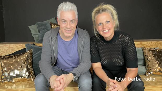 Zum Start die neue Woche gibt’s bei barba radio wieder eine frische Ausgabe von „Mit den Waffeln einer Frau“. Dieses Mal begrüßt Moderatorin Barbara Schöneberger den Comedian Michael Mittermeier zu einer Portion frisch gebackener Waffeln und humorvollem Gedankenaustausch. (Foto: barba radio)