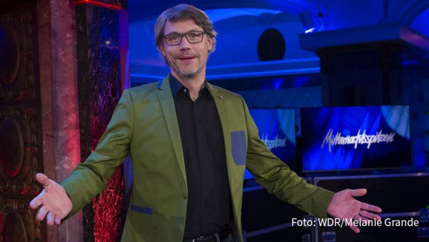 Christoph Sieber feiert am morgigen 6. Februar sein Debüt als Gastgeber der traditionsreichen WDR-Kabarettsendung „Mitternachtsspitzen“. Dabei begrüßt er Helge Schneider, Sarah Bosetti und Christian Ehring als Gäste. (Foto: WDR/Melanie Grande)