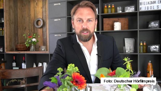 Moderator Steven Gätjen führt auch in diesem Jahr wieder durch die Verleihung des Deutschen Hörfilmpreises. Die hybride Gala mit Studiogästen und Video-Einspielern wird am heutigen 16. Juni im Livestream übertragen.