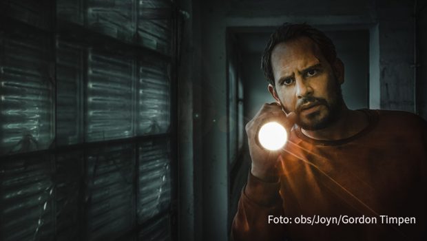 Neue deutsche Serien wurden gestern im Showcase beim virtuellen Serienkongress im Rahmen des European Film Market der Berlinale vorgestellt. Zu den vier präsentierten Projekten gehörte auch die für Joyn und Sat.1 produzierte Bestseller-Adaption „Blackout“ mit Moritz Bleibtreu. (Foto: obs/Joyn/Gordon Timpen)