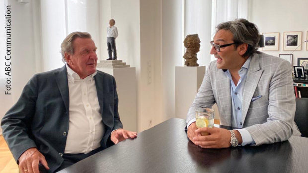 Unter dem Titel „Die Agenda“ produzieren der ehemalige Bundeskanzler Gerhard Schröder und der Kommunikationsmanager Béla Anda einen wöchentlichen Podcast. In der heute erschienenen Folge begrüßen sie dazu mit Star-Produzent Mousse T. erstmals einen Gast. (Foto: ABC Communication)