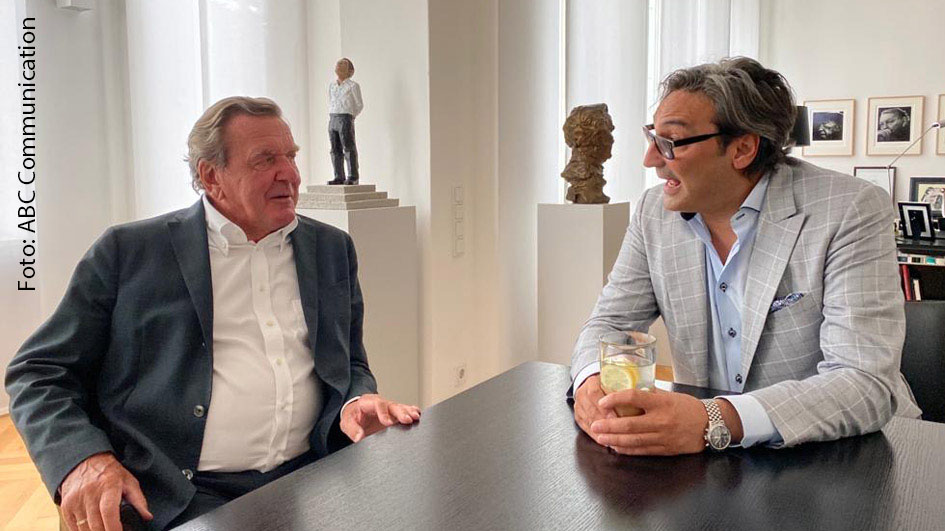 Unter dem Titel „Die Agenda“ produzieren der ehemalige Bundeskanzler Gerhard Schröder und der Kommunikationsmanager Béla Anda einen wöchentlichen Podcast. In der heute erschienenen Folge begrüßen sie dazu mit Star-Produzent Mousse T. erstmals einen Gast. (Foto: ABC Communication)