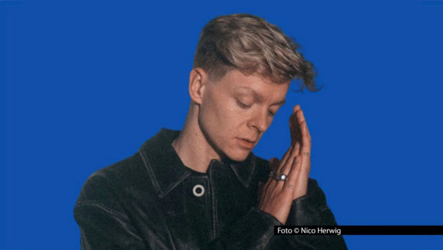 Der Singer-Songwriter Jonas Monar spielt mit seiner Band am 20. Dezember ein Jahresabschlusskonzert in seiner Wahlheimat Hamburg. Schauplatz ist der Livemusik-Club UWE an der Reeperbahn. Mit dabei sind Sängerin Emy und ein Überraschungs-Act. Foto: Nico Herwig