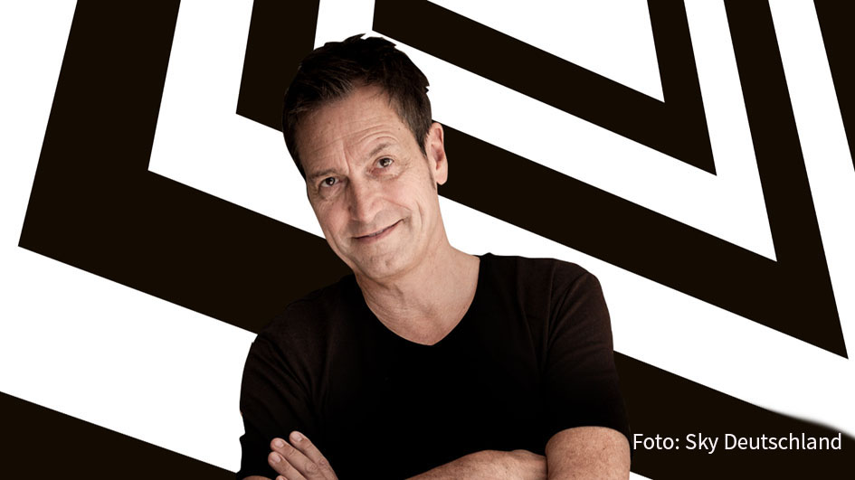 Auf dem neuen Kanal Sky Comedy erzählt Dieter Nuhr ab 1. April in drei Episoden „Eine kurze Geschichte des Humors“. Die Doku-Reihe, in der auch namhafte Experten wie Thomas Hermanns und Michael Mittermeier zu Wort kommen, wurde im hochaufgelösten 12K-Format produziert. (Foto: Sky Deutschland)