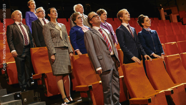Das musikalische Theaterstück „Nach den letzten Tagen. Ein Spätabend“ von Christoph Marthaler läutet heute in Bochum die Ruhtriennale ein. Das sechswöchige Kunstfestival umfasst 164 Veranstaltungen. (Foto: Matthias Horn/Ruhrtriennale 2019)