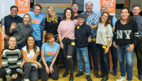 Mit „Nicci & Vicci und das Karpatenkalb“ knüpfen hr2-kultur und das RadioLiveTheater humorvoll an die seit den 80er Jahren erfolgreichen Jugend-Hörspiele à la „Die drei ???“ an. Ab heute ist das Stück in der ARD Audiothek verfügbar, im April soll eine längere Version auf CD folgen. (Foto: HR/Sven-Oliver Schibat)