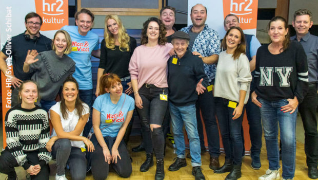 Mit „Nicci & Vicci und das Karpatenkalb“ knüpfen hr2-kultur und das RadioLiveTheater humorvoll an die seit den 80er Jahren erfolgreichen Jugend-Hörspiele à la „Die drei ???“ an. Ab heute ist das Stück in der ARD Audiothek verfügbar, im April soll eine längere Version auf CD folgen. (Foto: HR/Sven-Oliver Schibat)