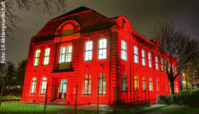Mehr als 7.000 Gebäude und Bauwerke sollen heute am späten Abend in rotem Licht erstrahlen. Die Aktion „Night of Light“ will auf die prekäre Situation der Veranstaltungswirtschaft in Zeiten der Corona-Pandemie aufmerksam machen. (Foto: LK Aktiengesellschaft)