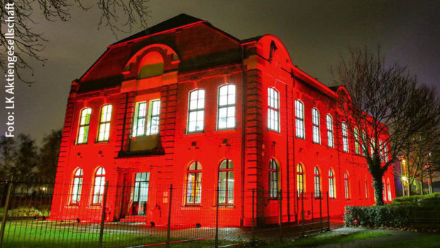 Mehr als 7.000 Gebäude und Bauwerke sollen heute am späten Abend in rotem Licht erstrahlen. Die Aktion „Night of Light“ will auf die prekäre Situation der Veranstaltungswirtschaft in Zeiten der Corona-Pandemie aufmerksam machen. (Foto: LK Aktiengesellschaft)