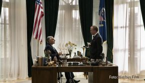 Die 62. Nordischen Filmtage finden vom 4. bis 8. November nicht wie gewohnt in Lübeck, sondern virtuell im Internet statt. Auch der ursprünglich als Eröffnungsfilm vorgesehene „Unser Mann in Amerika“ mit Ulrich Thomsen steht als Stream zur Verfügung. (Foto: Nimbus Film)