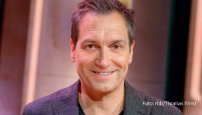 In der Radio Bremen-Talkshow „3nach9“ begrüßen Judith Rakers und Giovanni di Lorenzo morgen Abend die Kabarettisten Dieter Nuhr und Jochen Busse, den Unternehmer Dirk Roßmann, die Astronauten-Trainerin Laura Winterling, die Musikerin Raphaela Gromes und Niedersachsens Ministerpräsident Stephan Weil. (Foto: rbb/Thomas Ernst)