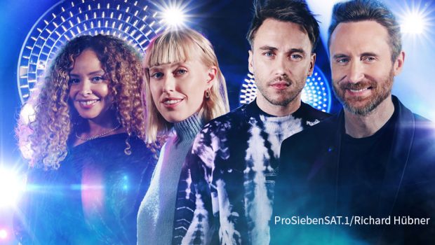 Mit der ersten Runde der sogenannten „Sing-Offs“ geht die Musikshow „The Voice of Germany“ am 26. November auf ProSieben in ihre vorletzte Phase. Joy Denalane, LEA, Clueso und David Guetta geben sich als prominente Gast-Coaches die Ehre. (Foto: Sat.1/Richard Hübner)