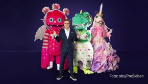 Die ersten drei Kostüme der neuen Staffel von „The Masked Singer“ sind jetzt bekannt. Moderator Matthias Opdenhövel begrüßt dabei u.a. den Nachwuchs von zwei beliebten Charakteren aus früheren Ausgaben der ProSieben-Musikshow. (Foto: obs/ProSieben)