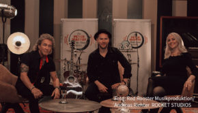 Im Rahmen der Konzertreihe „Back to Live“ hat Peter Maffay in der Berliner Waldbühne heute erstmals seit über 200 Tagen wieder einen großen Live-Auftritt. Am Sonntag begrüßt er dann seinen Musikerkollegen Johannes Oerding in seiner Talkshow bei Radio R.SA. (Foto: Red Rooster Musikproduktion/Andreas Richter/ROCKET STUDIOS)