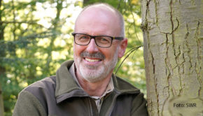 Der Förster und Bestellerautor Peter Wohlleben begeisterte die Zuschauer mit der SWR-Serie „Der mit dem Wald spricht – Unterwegs mit Peter Wohlleben“ für das Thema Wald. Heute Abend spricht er bei „Maischberger. Die Woche“ über die Brandkatastrophe im Westen der USA. (Foto: SWR)