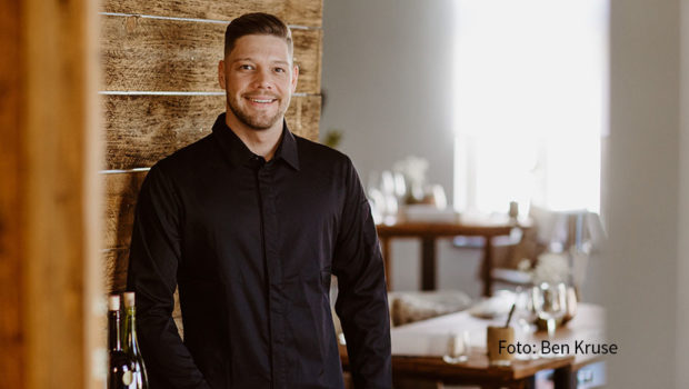 Anlässlich des heutigen Internationalen Tags gegen Lebensmittelverschwendung haben Spitzenkoch Robin Pietsch und fünf seiner Kollegen eine Aktion mit der Initiative Too Good To Go gestartet. Sie fordern dazu auf, vermeidbare Lebensmittelabfälle auf ein Minimum zu reduzieren. (Foto: Ben Kruse)