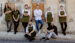 Für alle, die den Laden am Laufen halten: Der Zwei-Sterne-Koch Robin Pietsch aus Wernigerode und sein Team kochen ihr Kühlhaus leer. Sie machen bei der Aktion „Kochen für Helden“ mit und bereiten kostenlos Mahlzeiten für medizinisches Personal, Feuerwehr, Supermarktmitarbeiter u.a. zu. (Foto: Ben Kruse)