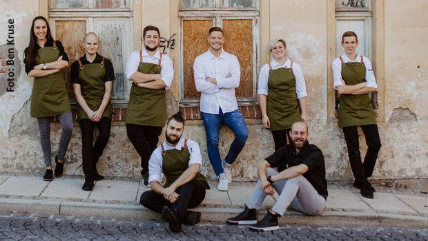 Für alle, die den Laden am Laufen halten: Der Zwei-Sterne-Koch Robin Pietsch aus Wernigerode und sein Team kochen ihr Kühlhaus leer. Sie machen bei der Aktion „Kochen für Helden“ mit und bereiten kostenlos Mahlzeiten für medizinisches Personal, Feuerwehr, Supermarktmitarbeiter u.a. zu. (Foto: Ben Kruse)