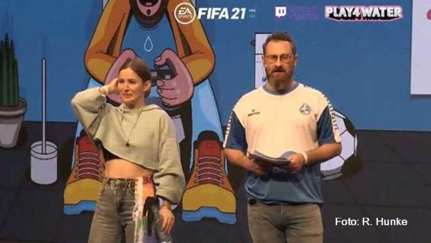 Beim virtuellen Fußballturnier „Play4Water“ wurden am Samstag mehr als 5.000 Euro für ein Trinkwasserprojekt in Uganda gesammelt. Durch das Charity-Event führten Jeannine Michaelsen und Robby Hunke. (Foto: R. Hunke)