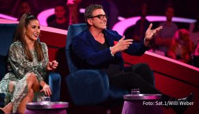Das Jury-Duo Sarah Lombardi und Hans Sigl bekommt am 4. Dezember bei „Pretty in Plüsch“ wieder namhafte Verstärkung: Moderator und Sänger Oli.P wird mit den beiden die Auftritte der Promi-Puppen-Duette begutachten. (Foto: Sat.1/Willi Weber)