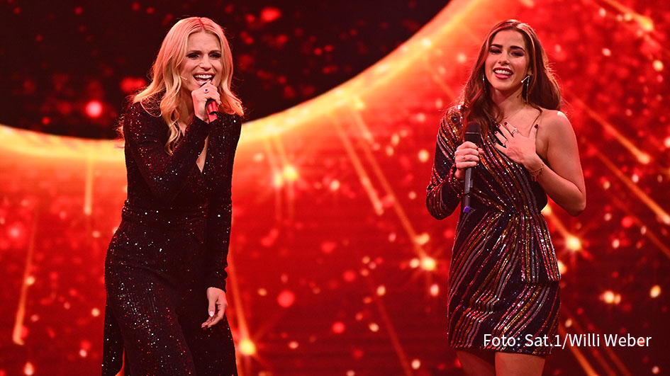 Die Sat.1-Show „Pretty in Plüsch“ ist immer für eine Überraschung gut. So gab es zum Beispiel in der vergangenen Woche eine gemeinsame Gesangs-Einlage von Moderatorin Michelle Hunziker und Jurorin Sarah Lombardi. Heute Abend werden die beiden im Finale mit dem siegreichen Promi-Puppen-Duo feiern. (Foto: Sat.1/Willi Weber)9