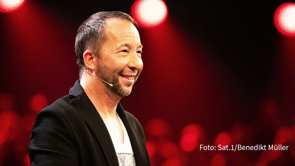 Am 27. November startet in Sat.1 die neue Puppen-Musikshow „Pretty in Plüsch“. Gastjuror zum Auftakt ist Musiker und Produzent DJ Bobo, der das Stammduo Sarah Lombardi und Hans Sigl unterstützen wird. (Foto: Sat.1/Benedikt Müller)