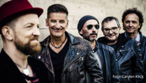 PUR sind eine der erfolgreichsten deutschen Bands überhaupt. Im kommenden Jahr feiern Hartmut Engler und Co. ihren 40. Geburtstag nach. Am 24. September 2022 laden sie zum Mega-Event in die Veltins-Arena auf Schalke. Morgen beginnt der offizielle Vorverkauf. (Foto: Carsten Klick)