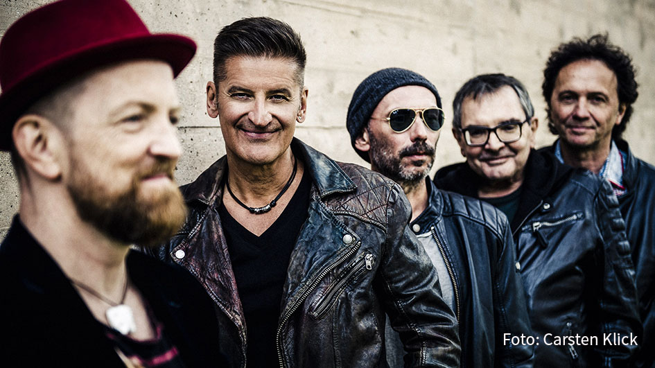 PUR sind eine der erfolgreichsten deutschen Bands überhaupt. Im kommenden Jahr feiern Hartmut Engler und Co. ihren 40. Geburtstag nach. Am 24. September 2022 laden sie zum Mega-Event in die Veltins-Arena auf Schalke. Morgen beginnt der offizielle Vorverkauf. (Foto: Carsten Klick)