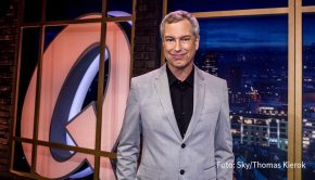 Zum 1. April ruft Sky eine große „Entertainment-Offensive“ aus. Zentrale Bestandteile sind zwei neue Sendermarken: der True Crime-Kanal Sky Crime sowie das Comedy-Programm Sky Comedy, auf dem u.a. neue Folgen des „Quatsch Comedy Clubs“ von und mit Thomas Hermanns zu sehen sein werden. (Foto: Sky/Thomas Kierok)