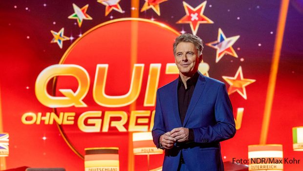Am Ostersamstag geht das „Quiz ohne Grenzen“ mit Jörg Pilawa im Ersten in die zweite Runde. Neben acht Prominenten, die in der Show jeweils ein Land vertreten, sind Stargeiger David Garrett und Spitzenkoch Alexander Kumptner als „Special Guests“ am Start. (Foto: NDR/Max Kohr)